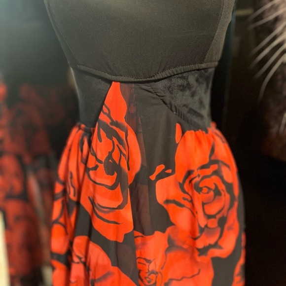 ❤️🖤NWOT-SEXY BLACK WITH RED ROSES DRESS WITH OPEN SIDES SZ M ❤️🖤 - Picture 4 of 9